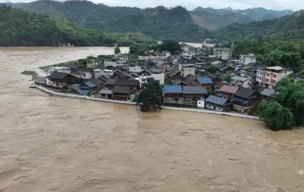 永华配资 贵州榕江遭遇30年一遇严重洪水，县城被淹，通讯和电力均受到一定影响